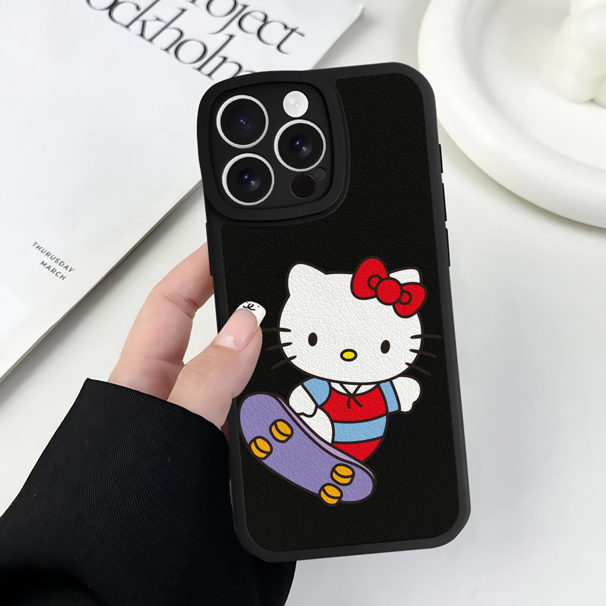 （画像用） Hello Kitty ハローキティ 【iPhone 16シリーズ対応】シリコンスマホケース（レザー調） 材質：シリコン